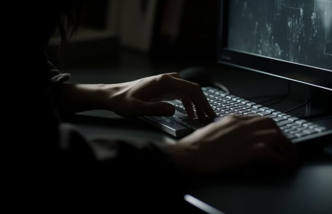 En person skriver pu00e5 en bu00e4rbar dator