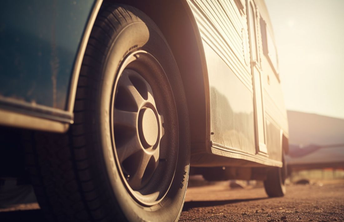 En husbil i solnedgång