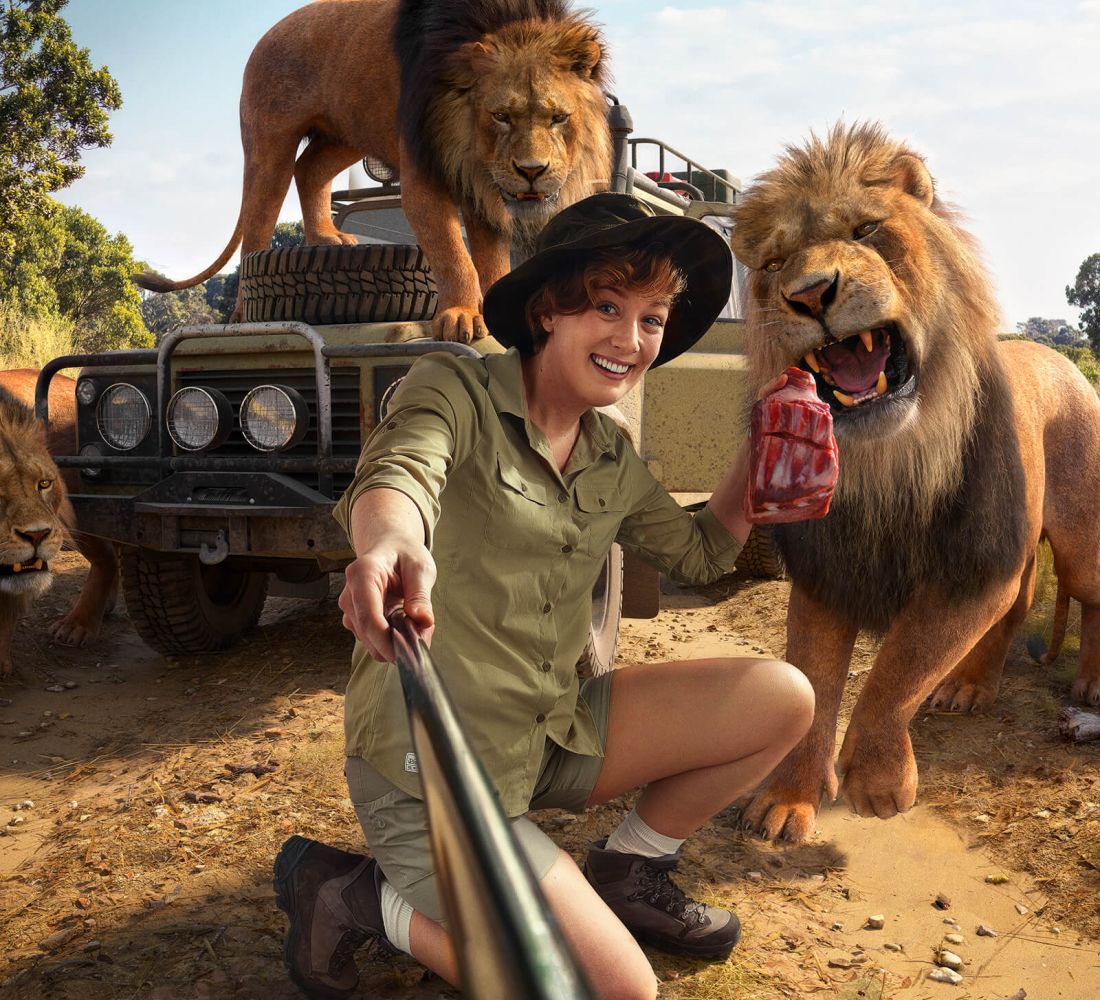 En tjej tar farlig selfie och håller köttbit runt lejon