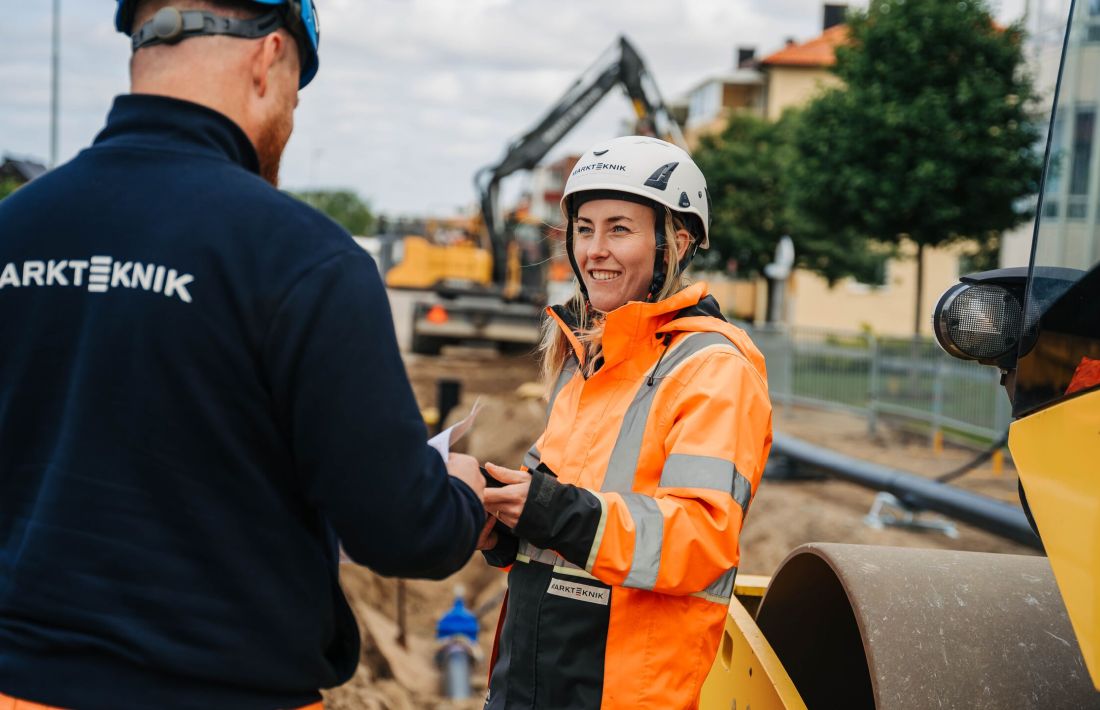 En arbetare tar emot ett papper